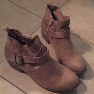 New in the box | Minimalist Alee Booties 👗 👢